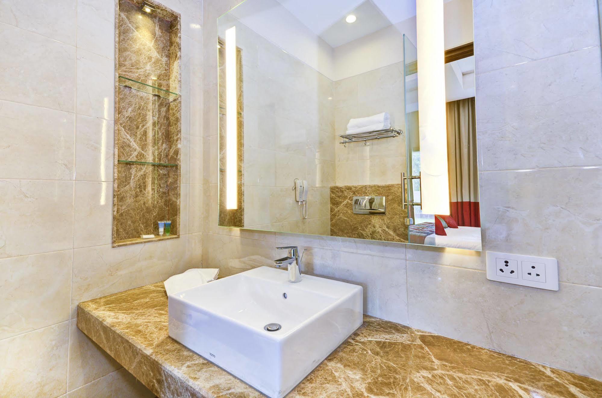 La Sagrita Otel Yeni Delhi Dış mekan fotoğraf