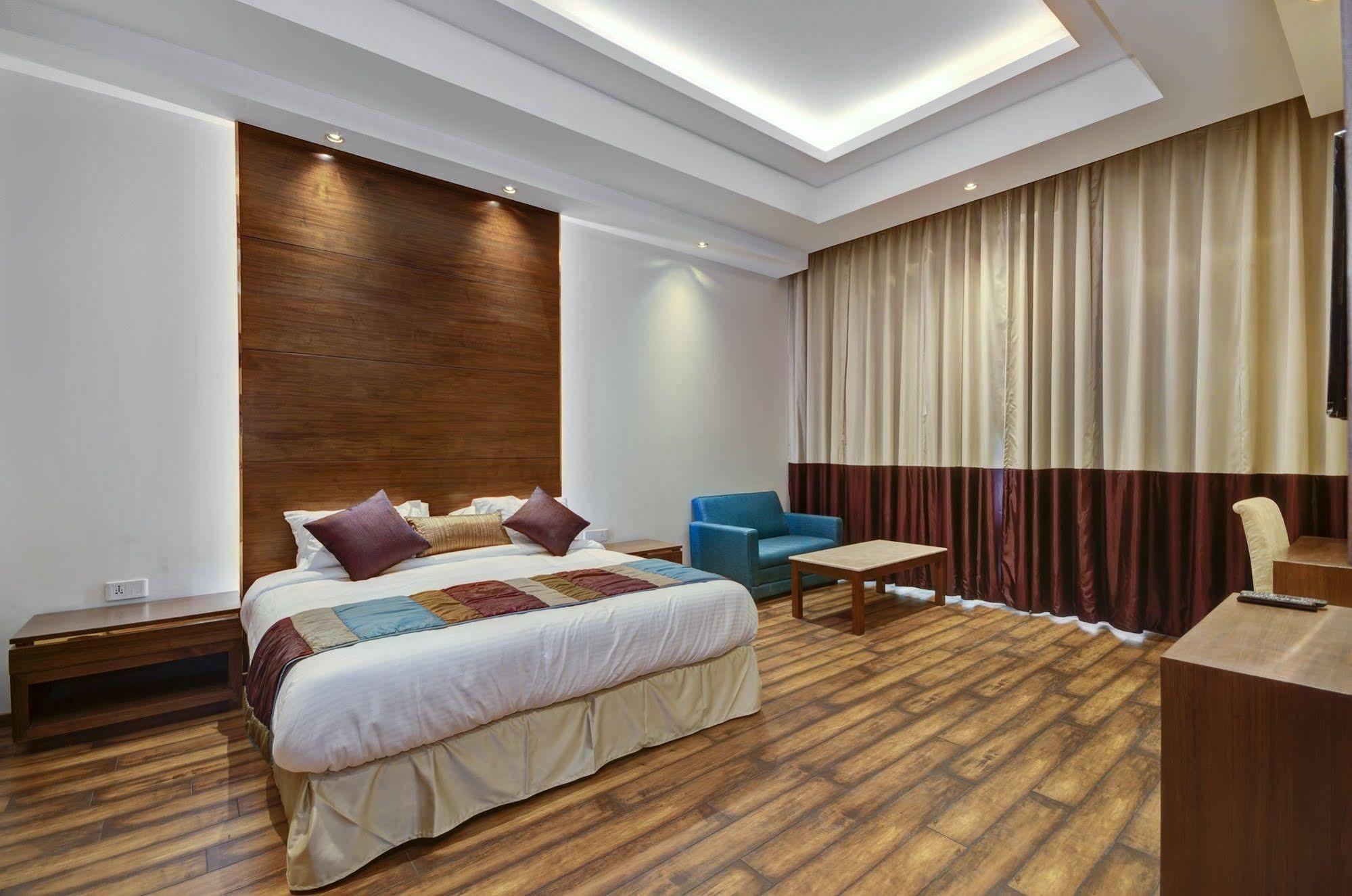 La Sagrita Otel Yeni Delhi Dış mekan fotoğraf
