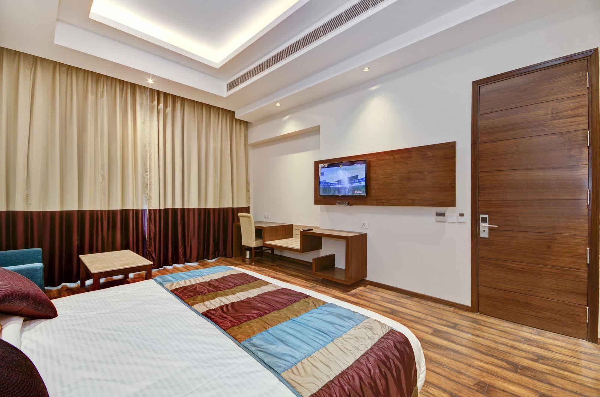 La Sagrita Otel Yeni Delhi Dış mekan fotoğraf
