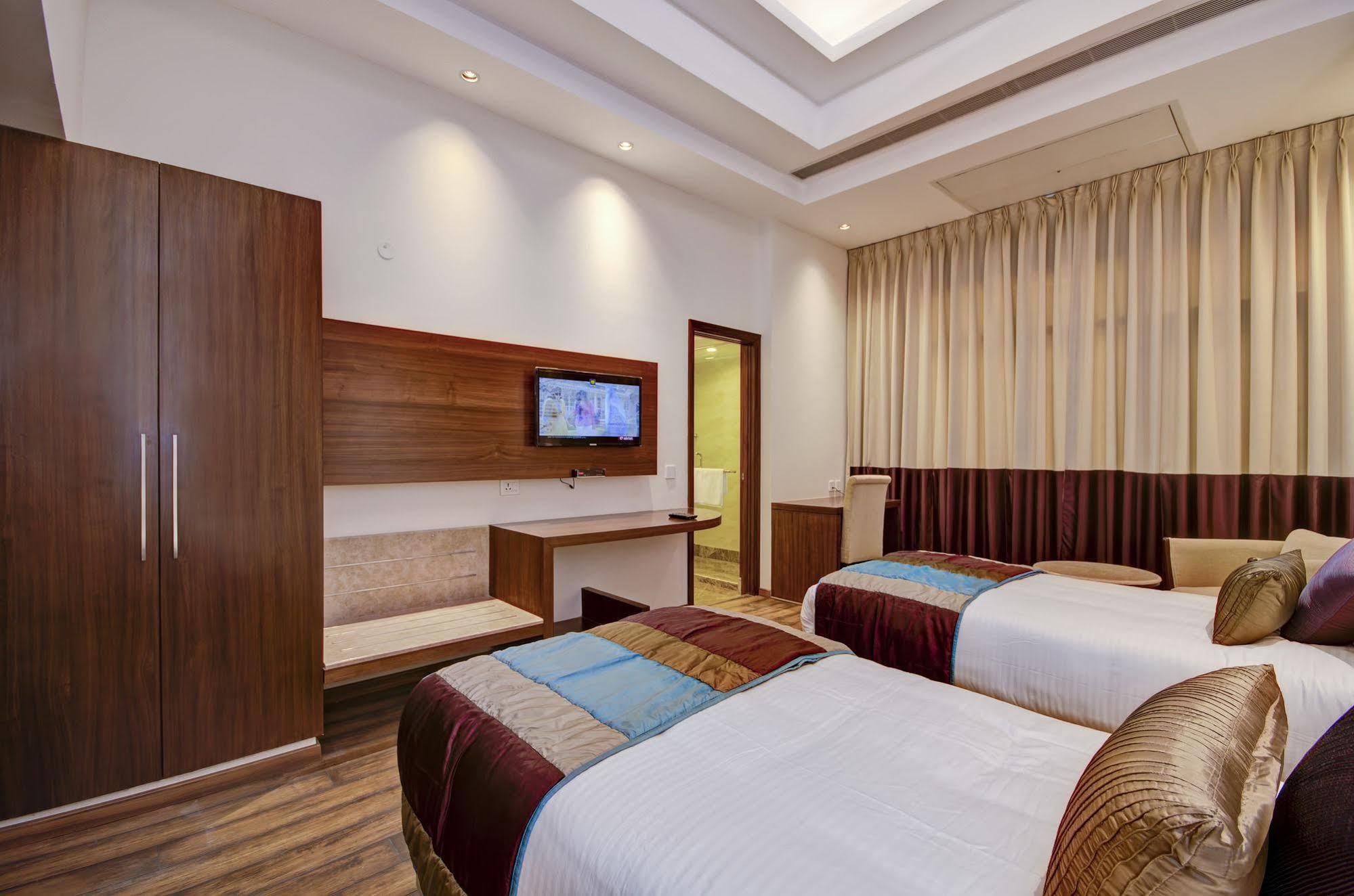 La Sagrita Otel Yeni Delhi Dış mekan fotoğraf