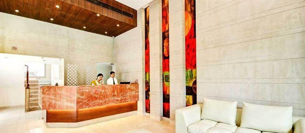 La Sagrita Otel Yeni Delhi Dış mekan fotoğraf