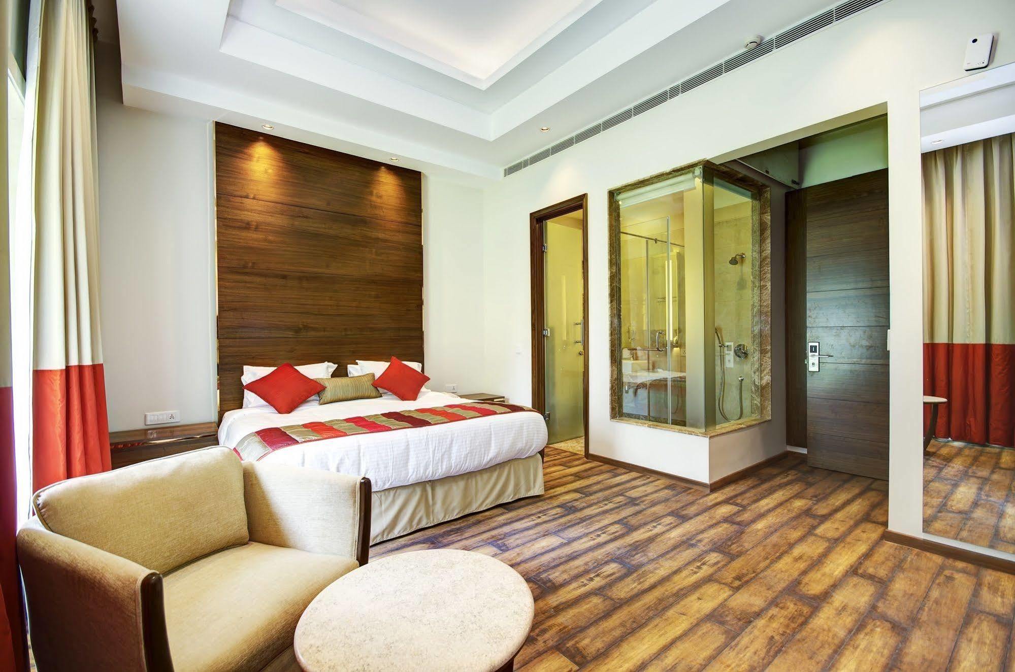 La Sagrita Otel Yeni Delhi Dış mekan fotoğraf