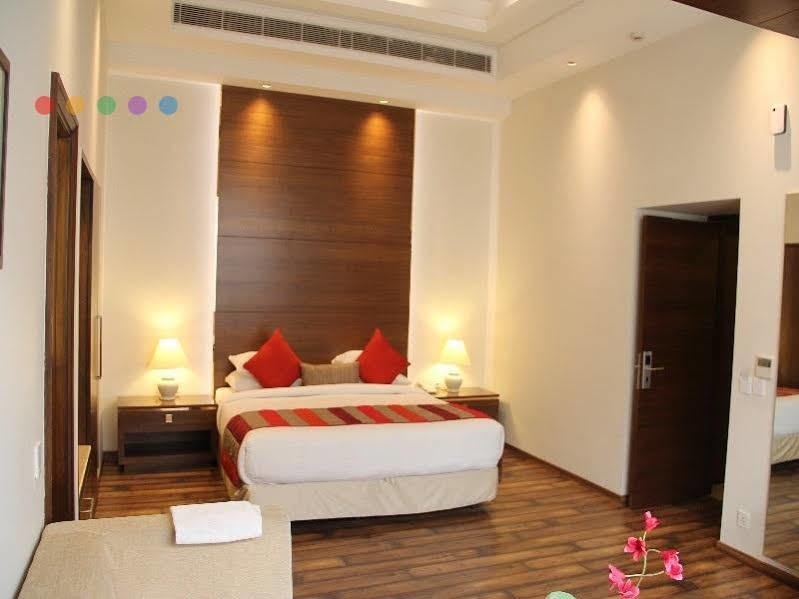 La Sagrita Otel Yeni Delhi Dış mekan fotoğraf